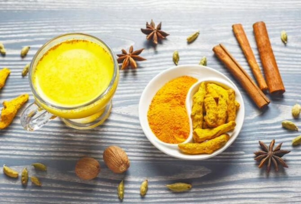 Bea dimineața apă caldă cu un ingredient minune, dacă vrei să slăbești. Băutura aduce zeci de beneficii organismului